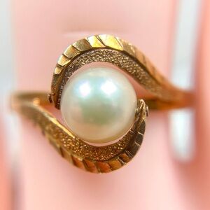 Beautful pearl and gold estate ring. Unique design.